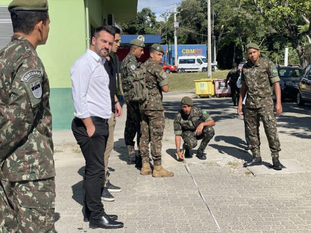 Prefeito Rafael Bortoletti esteve com militares na UPA 24 Horas, onde deve ser montado um hospital de campanha opara enfrentamento da dengue. Fotos: Divulgação/PMV