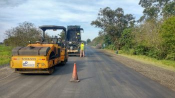 A estrada está em manutenção, com a realização de serviços de fresagem e recapeamento - Foto: Raphael Nunes/EGR