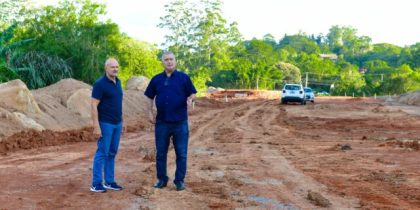 Deputado Professor Bonatto e diretor do Daer, engenheiro Ernesto Eichler, em visita às obras. Foto:  Eduardo Beleske/Divulgação