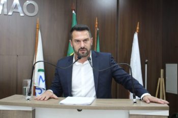 Prefeito de Viamão, Rafael Bortoletti, na Câmara de Vereadores. Foto: Fernanda Mendes/Divulgação/CMV