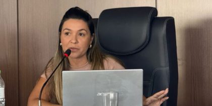 Secretária Michele Galvão, da Saúde, na Câmara de Viamão. Foto: Divulgação/PMV