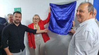Prefeito eleito, Rafael Bortoletti (E), com a secretária Arita Bergman, o prefeito Nilton Magalhães, presidente do Instituto Maria Schmidt, Walmiro Charão, e o presidente do Conselho de Saúde, Fernando Prates: descerramento da placa inaugural da nova UTI do Hospital Viamão. Foto: Silvestre Silva Santos