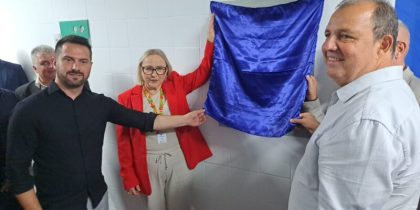 Prefeito eleito, Rafael Bortoletti (E), com a secretária Arita Bergman, o prefeito Nilton Magalhães, presidente do Instituto Maria Schmidt, Walmiro Charão, e o presidente do Conselho de Saúde, Fernando Prates: descerramento da placa inaugural da nova UTI do Hospital Viamão. Foto: Silvestre Silva Santos