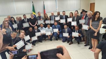 Para emoldurar: eleitos em outubro posam para foto com diplomas recebidos e autoridades da Justiça Eleitoral de Viamão