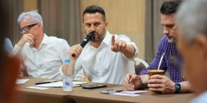 Rafael Bortoletti (C) faz balanço do primeiro mês no comando da Prefeitura de Viamão: "Muito trabalho", diz ele. Foto: Reprodução/Arquivo pessoal