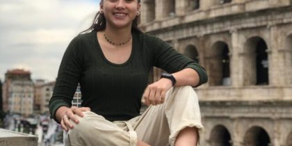 A viamonense Bianca Rodriguws, a biancanegatouro, posa para foto em frente ao Coliseo de Roma. Foto: Marcelo Ribeiro/Acervo pessoal