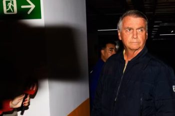 Bolsonaro Foto de 18 de julho de 2025 - O ex-presidente da República, Jair Bolsonaro, deixa a sede do Partido Liberal (PL), em Brasília, para ir para casa devido às medidas restritivas impostas pelo Supremo Tribunal Federal (STF) — Foto: WILTON JUNIOR/ESTADÃO CONTEÚDO