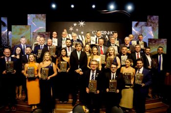 Empresas, empresários e personalidades que receberam o troféu Carrinho Agas 2024 posam para o registro oficial ao final do evento. Foto: Larry Silva/Divulgação