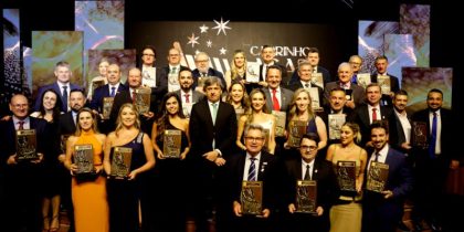 Empresas, empresários e personalidades que receberam o troféu Carrinho Agas 2024 posam para o registro oficial ao final do evento. Foto: Larry Silva/Divulgação