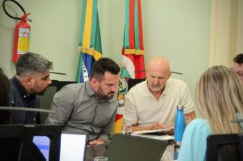 Com o prefeito Rafael Bortoletti Reunião na Casa Civil com o deputado Professor Bonatto (D), prefeito de Viamão,
Rafael Bortoletti (C), e o secretário chefe da Casa Civil, Artur Lemos. Foto: Ricardo Huttner/Divulgação