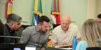 Reunião na Casa Civil com o deputado Professor Bonatto (D), prefeito de Viamão,
Rafael Bortoletti (C), e o secretário chefe da Casa Civil, Artur Lemos. Foto: Ricardo Huttner/Divulgação