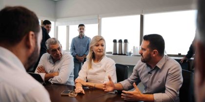 Prefeito Rafael Bortoletti (D) com Sebastião Melo, prefeito de Porto Alegre (E), em reunião sobre serviços das companhias de energia na sede do MP-RS. Foto: Divulgação/PMV