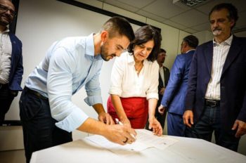 Adão Pretto Filho entregou documento à ministra da Saúde, Nísia Trindade. Foto: Divulgação