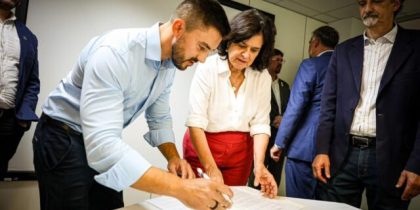 Adão Pretto Filho entregou documento à ministra da Saúde, Nísia Trindade. Foto: Divulgação