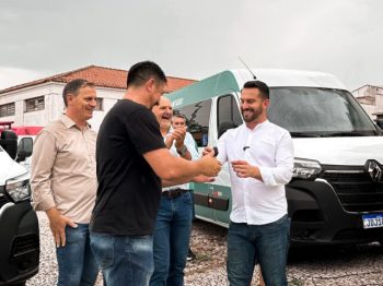 Prefeito Rafael Bortoletti (D) fez entrega das chaves observado pelo vice-prefeito e secretário de Obras e Serviços Públicos, Maninho Fauri (E) e pelo deputado estadual Professor Bonatto (C), autor de uma das emendas parlamentares que viabilizaram os investimentos. Fotos: Divulgação/PMV