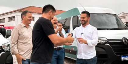 Prefeito Rafael Bortoletti (D) fez entrega das chaves observado pelo vice-prefeito e secretário de Obras e Serviços Públicos, Maninho Fauri (E) e pelo deputado estadual Professor Bonatto (C), autor de uma das emendas parlamentares que viabilizaram os investimentos. Fotos: Divulgação/PMV