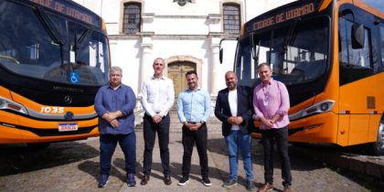 Prefeito Bortoletti (c), o presidente da Câmara Municipal, vereador Rodrigo Pox (Podemos - casaco escuro) e o vice-prefeito de Viamão, Maninho Fauri (d) com diretores da Vialeste Transporte e Empresa Viamão. Fotos: Divulgação/PMV