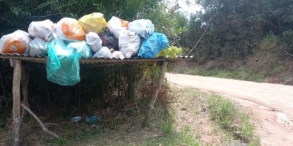 Interior do município também tem problemas causados pela falta do recolhimento do lixo. Na localidade de Tabuleiro, caminhões não passam há cerca de dois meses, segundo internauta postou nas redes sociais. Foto: Reprodução/Facebook