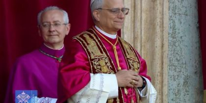 O anúncio de Robert Francis Prevost aconteceu pouco mais de uma hora depois que fumaça branca surgiu, no início da tarde desta quinta-feira . Foto: Reprodução/https://www.vaticannews.va/pt.html