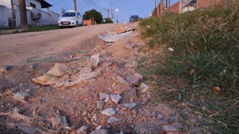 Prefeitura só tem 10% do maquinário necessário para obras de recuperação do sistema viário de Viamão, como na rua Ijuí, cortada por valetas provocadas pelas chuvas e sem manutenção há mais de ano. Foto: Silvestre Silva Santos