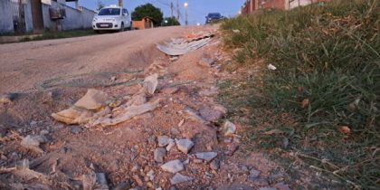 Prefeitura só tem 10% do maquinário necessário para obras de recuperação do sistema viário de Viamão, como na rua Ijuí, cortada por valetas provocadas pelas chuvas e sem manutenção há mais de ano. Foto: Silvestre Silva Santos