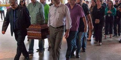 Em tom de ato simbólico, corpo do reitor foi velado na UFSC, onde chegou a ser impedido de entrar por conta das investigações da Polícia Federal