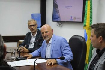 : Proponente da Frente Parlamentar, Deputado Professor Bonatto, intermediou o encontro com representante do Estado, gestores e secretários .Fotos: Isadora Vilanova