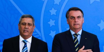 O novo ministro da Casa Civil, Walter Souza Braga Netto e o presidente Jair Bolsonaro, durante cerimônia de posse no palácio do Planalto