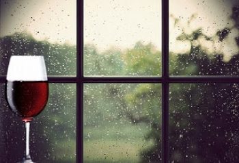chuva na janela e taça de vinho