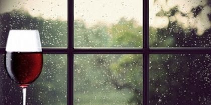 chuva na janela e taça de vinho