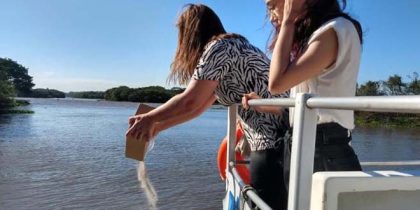 Cinzas da professora Tânia Peixoto, fundadora da APN-VG, sendo jogadas no Rio Gravataí, em homenagem póstuma