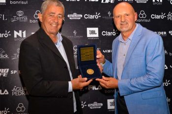 Homenagem foi concedida durante a abertura oficial do Sul Special Cup, circuito mundial de Beach Tennis que acontece em Viamão. foto Eduardo Beleske