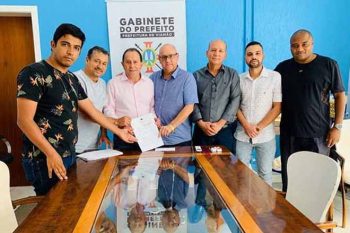 Vereadores Dilamar de Jesus, Xandão Gomes, Eraldo Roggia, Evandro Rodrigues, Joãozinho da Saúde, Dieguinho Santos e Armando Azambuja comunicaram medida ao prefeito Valdir Elias, o Russinho