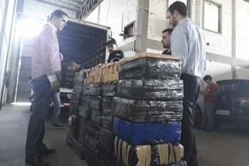 Delegado da 2DP Rafael Sobreiro (D) e delegado regional metropolitano Henrique Braga Wendt acompanharam pesagem da droga