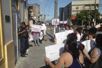 Funcionárias fizeram protesto pacífico em frente à Prefeitura de Viamão