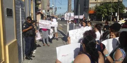 Funcionárias fizeram protesto pacífico em frente à Prefeitura de Viamão