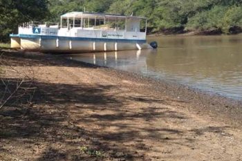 A beira do rio Gravataí exposta com a seca e o barco catamarã Rio Limpo demonstram a gravidade. Fato acontecido em anos recentes | IMAGEM: Barco Escola Rio Limpo