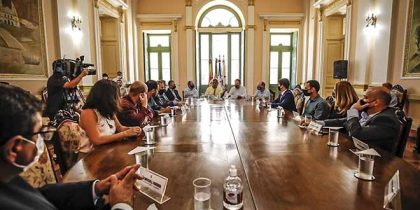 Prefeito Valdir Bonatto assinou termo de cogestão junto de outros prefeitos da região no Palácio Piratini