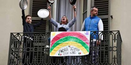 Tudo ficará bem, diz um cartaz na varanda de um prédio de Torino