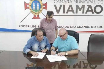 Geraldinho observa o prefeito interino Russinho e o presidente da Câmara Dilamar agendarem sessão para esta terça