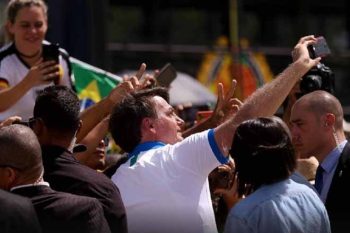 Em espantoso ato de irresponsabilidade, presidente rompe anunciando isolamento em que estava em razão de risco de contaminação pelo coronavírus e cai nos braços da galera. O mundo se prepara para enfrentar o mal. No Brasil, um arruaceiro toma decisões que pod