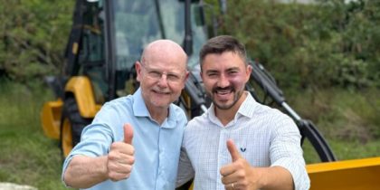 Deputado Elvino Bohn Gass, (E), da bancada gaúcha na Câmara Federal, com o deputado estadual Adão Pretto. Fotos: Divulgação