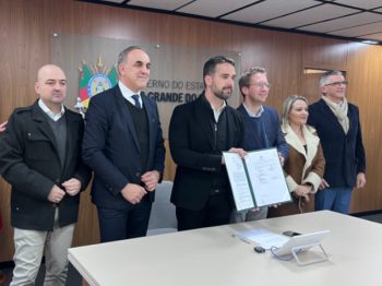 governador segurando o documento