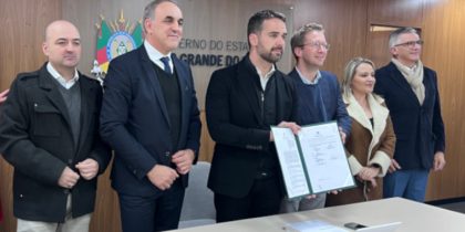 governador segurando o documento