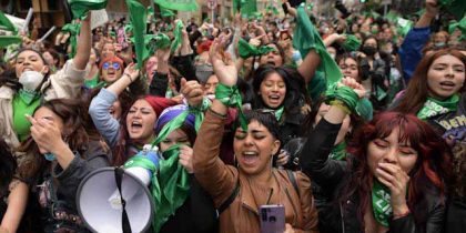 Manifestantes colombianas comemoram a legalização do aborto em seu país, em 21 de fevereiro