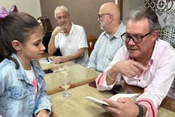 Silvestre coma neta Stela, na sessão de autógrafos do livro