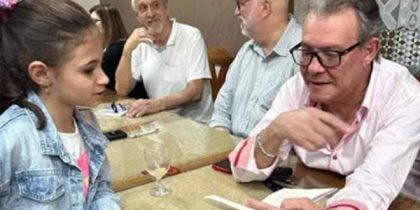 Silvestre coma neta Stela, na sessão de autógrafos do livro