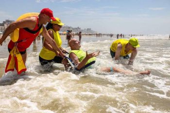 Norberto acredita que os banhos de mar na cadeira anfíbia também podem ajudar na sua reabilitação | Foto Gustavo Mansur