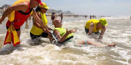 Norberto acredita que os banhos de mar na cadeira anfíbia também podem ajudar na sua reabilitação | Foto Gustavo Mansur